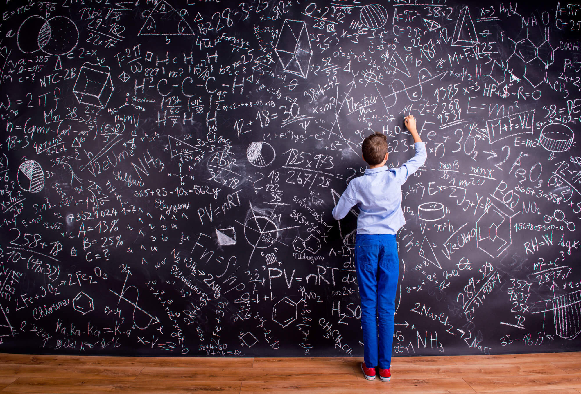 痩せるための方程式を黒板に書く少年